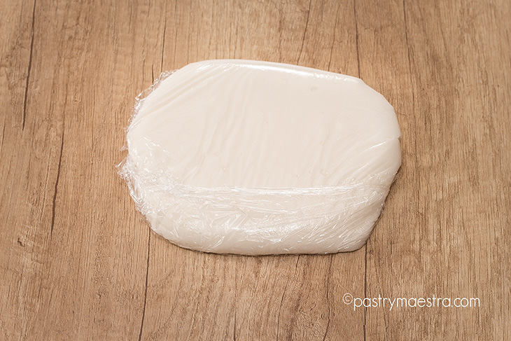 fondant-icing-wrapped-in-plastic-foil-Pastry-Maestra-chef-Tereza-Alabanda