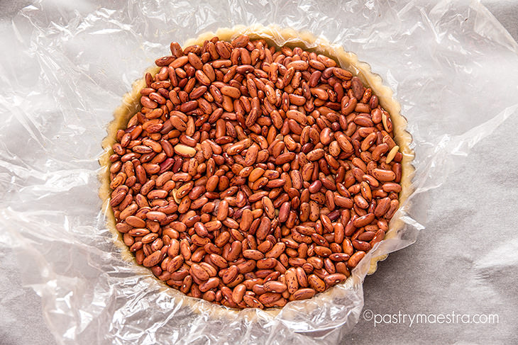 lined-tart-mold-filled-with-baking-beans-Pastry-Maestra-chef-Tereza-Alabanda