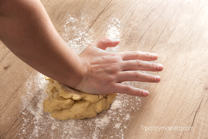 pressing-the-pastry-with-the-palm-Pastry-Maestra-chef-Tereza-Alabanda