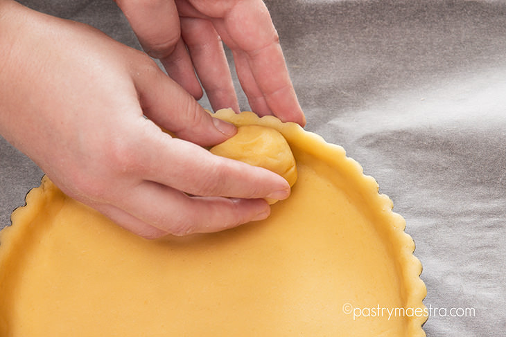 pressing-the-sides-of-the-tart-shell-Pastry-Maestra-chef-Tereza-Alabanda