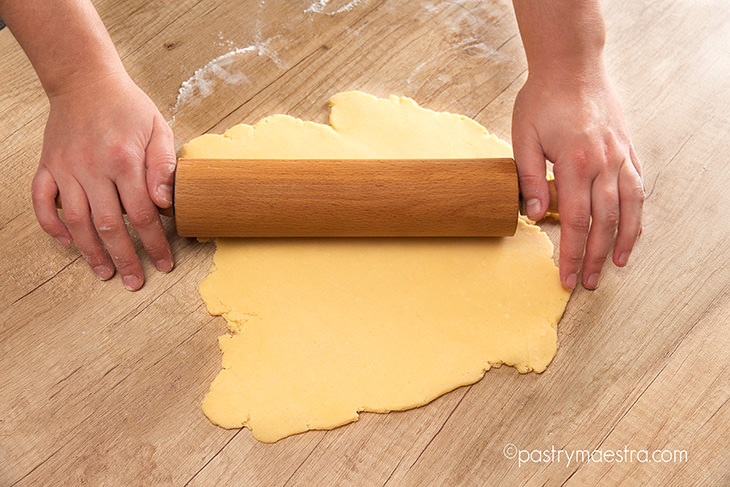 rolling-the-pastry-Pastry-Maestra-chef-Tereza-Alabanda