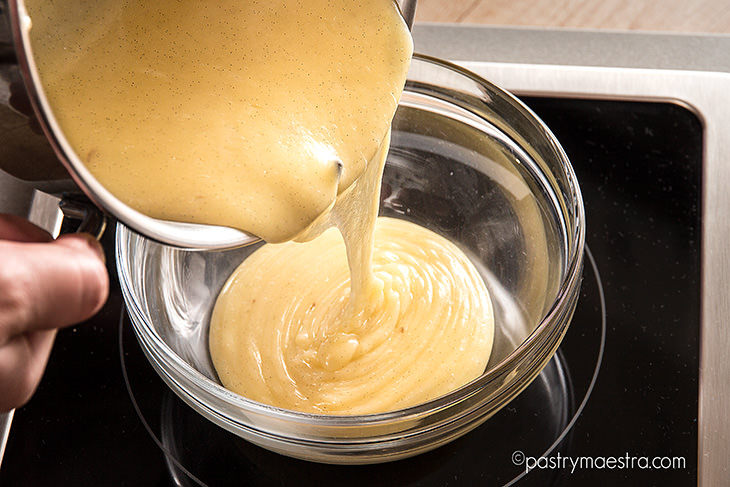 Pouring-creme-patissiere-Pastry-Maestra-chef-Tereza-Alabanda