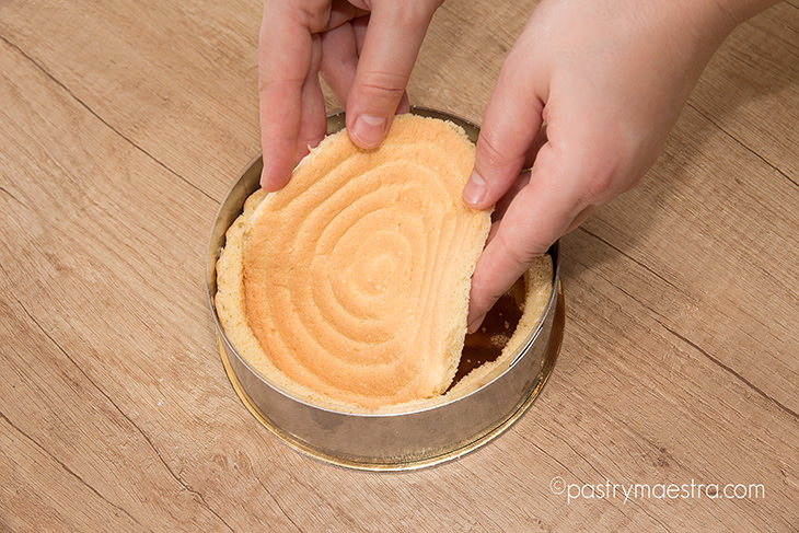 Charlotte, putting the disc on the bottom, Pastry Maestra