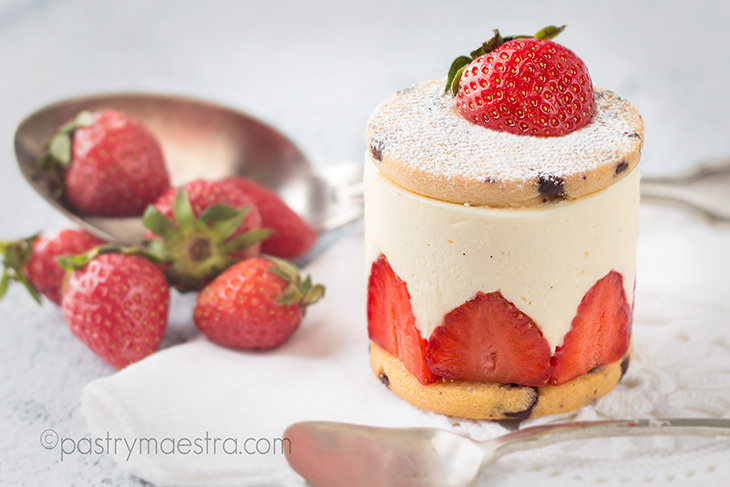 Chocolate Cookie and Strawberry Mini Cakes, Pastry Maestra